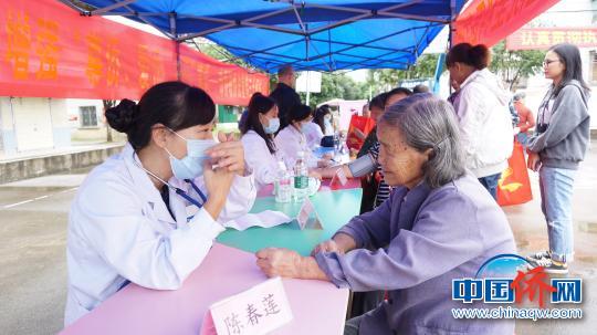 桂林医学院附属医院全科医疗科的医护人员为归侨侨眷开展义诊。　欧惠兰 摄
