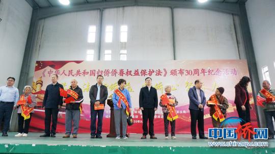 中国侨网广西桂林市侨务部门向高龄归侨集体发放慰问金。　欧惠兰　摄