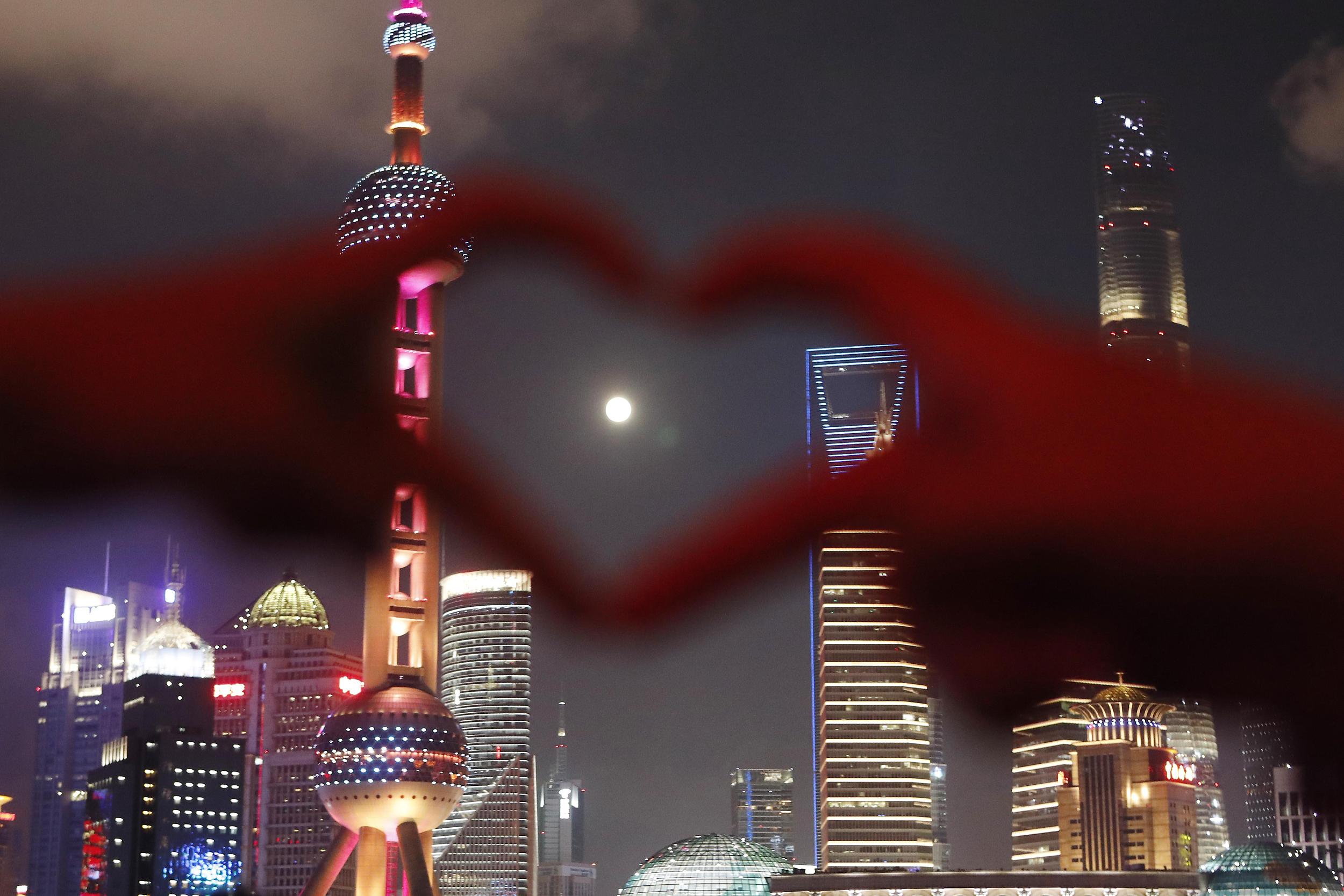 市民和游客在上海外滩滨江步道上拍照、赏月。 视觉中国 图
