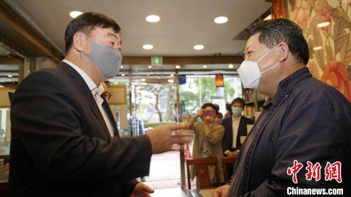 中国驻韩国大使邢海明(左一)29日走访华侨商户，向侨胞致以节日问候。　曾鼐 摄