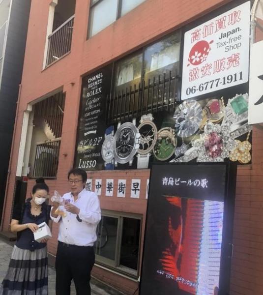 第一位顾客，是一位大阪著名的女画家，她购买了她最爱吃的中国小吃，同时给大家送来了她自己手工制作的月饼。