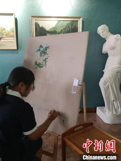 胡瑶琼正在绘画，她希望侨乡玉壶镇能有更多艺术气息。　范宇斌 摄