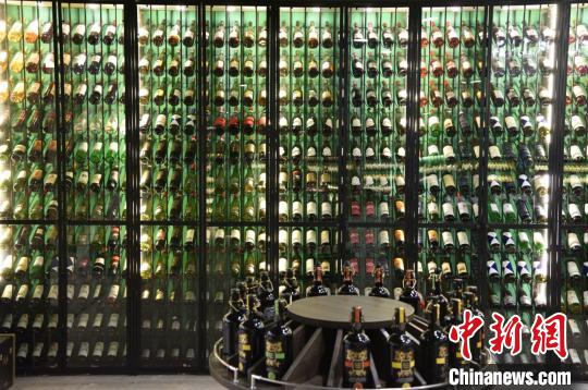 中国侨网浙江温州文成侨品汇内展示销售的进口红酒。　范宇斌　摄