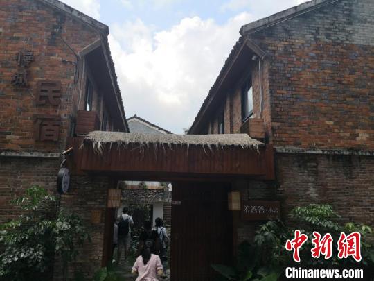 林张红改造老房子，开起了“慢城”民宿。　范宇斌 摄