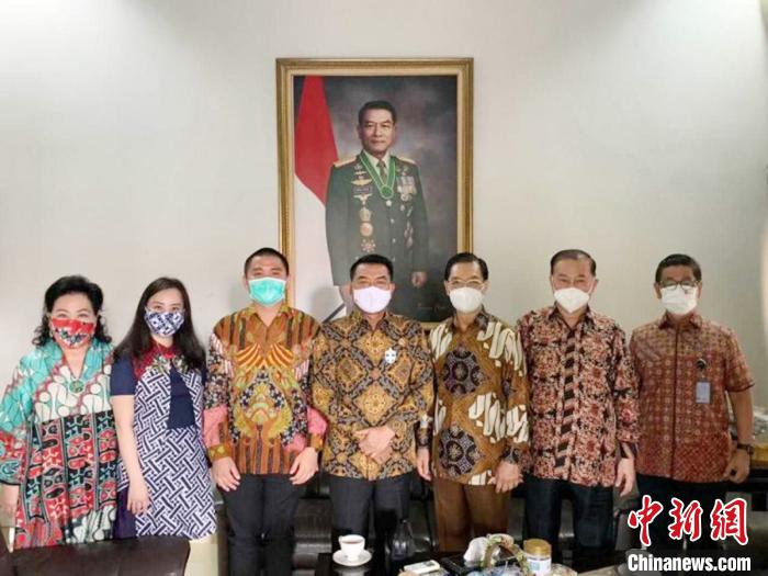 图为印尼华裔新生代企业家代表拜访总统办公厅主任穆尔多科。　钟家燕 供图 摄