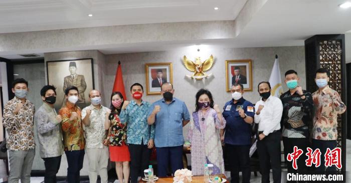 图为印尼华裔新生代企业家代表造访印尼地方代表理事会主席拉·尼亚拉·马塔利蒂。　钟家燕 供图 摄