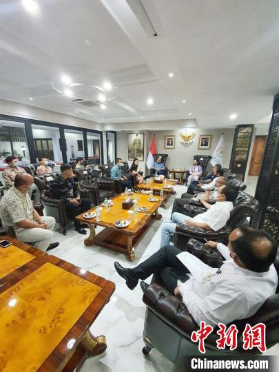 图为印尼华裔新生代企业家代表与印尼地方代表理事会议员座谈。　钟家燕 供图 摄