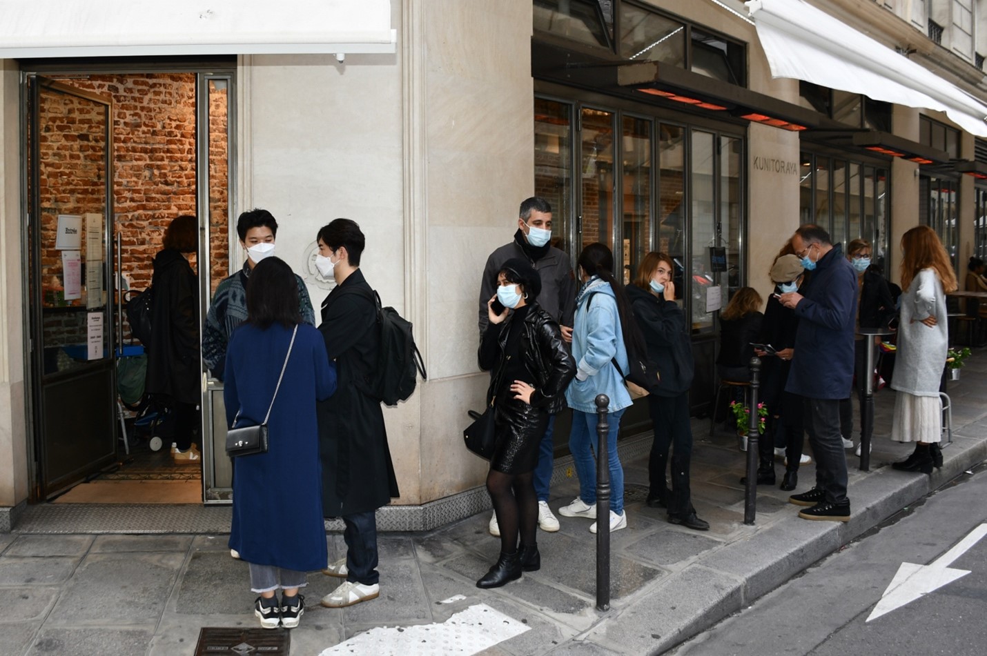 周末下午，巴黎一家老字号日本料理店外食客们排起长龙，餐厅内部更是人满为患。 本图片均为作者供图