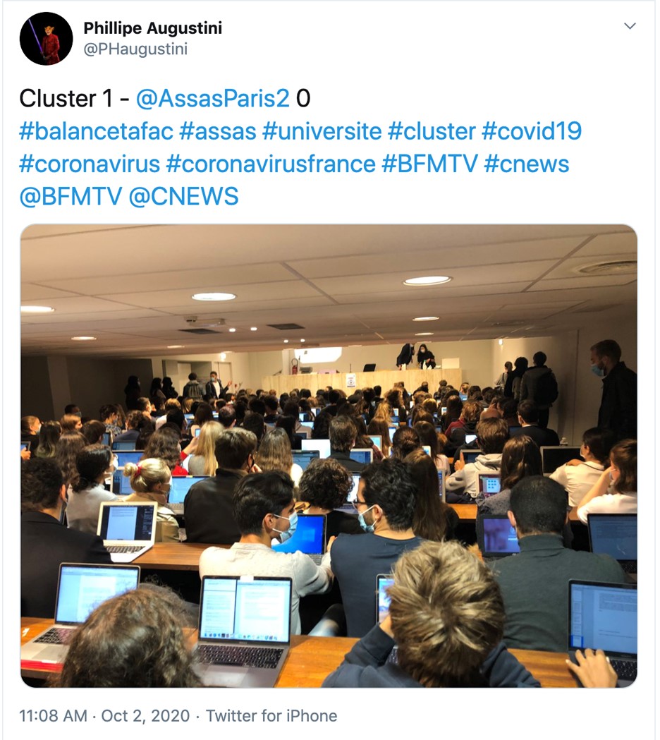 一名巴黎二大的学生在推特上分享的自己拥挤的教室，根本没办法保持社交距离。开学之后，许多法国大学生都在社交网络上分享了自己校园拥挤的景象，表达不满。