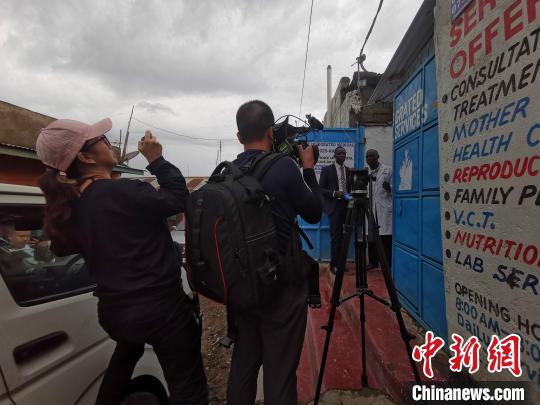 中国侨网摄制团队在肯尼亚纳瓦萨疟疾疫区采访　吴泳斌　摄
