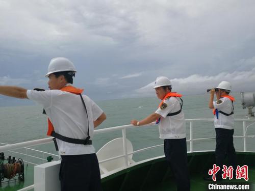 中国侨网海事人员搜寻失联船员。翟三伟 摄