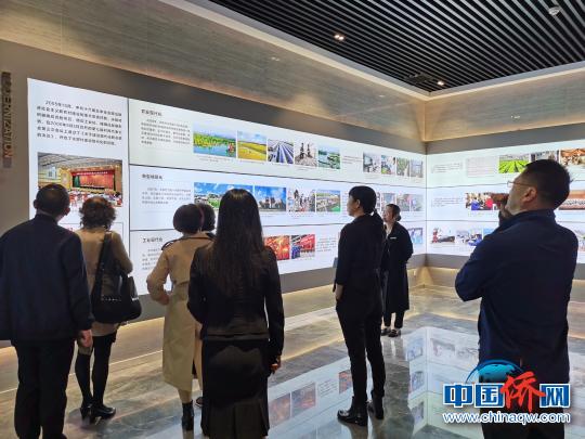 海外华文媒体记者了解永联村的发展经历。　钟升 摄