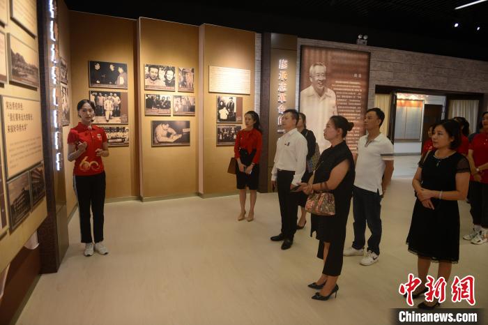 来宾参观“廖承志与华侨大学图片展”。　张为健 摄