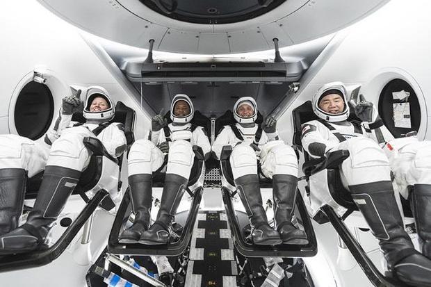 参与执行SpaceX首次商业载人任务的宇航员：从左至右分别是香农·沃克、维克多·格洛弗、迈克尔·霍普金斯以及日本宇航员野口宗一。