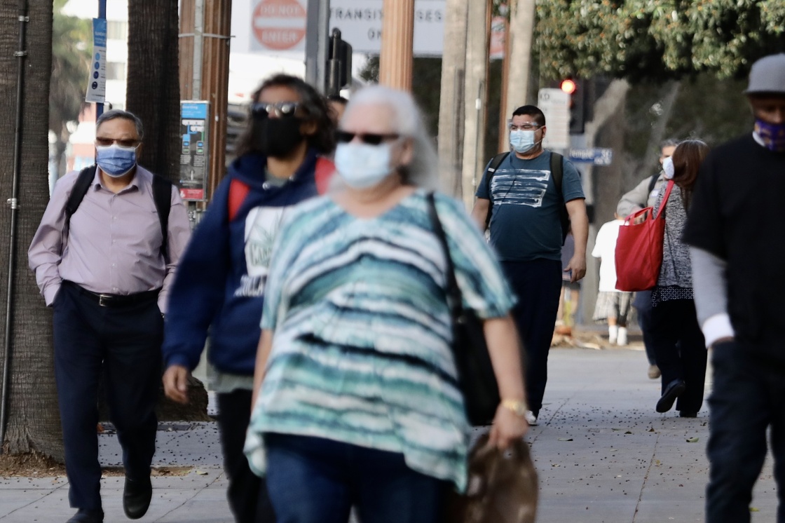 在美国洛杉矶，人们戴口罩出行。新华社 图