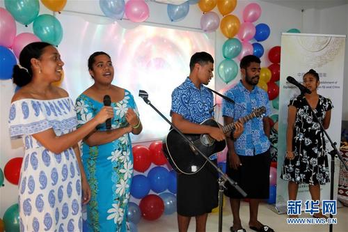 中国侨网10月28日，在斐济苏瓦，歌唱比赛的参赛选手演唱中文歌曲。新华社记者 张永兴 摄