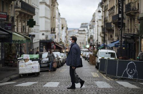 戴口罩的行人走在法国巴黎蒙马特尔区的街道上。-新华社