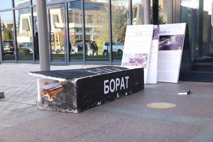电影《波拉特2》在哈萨克斯坦引争议 美国总领馆前出现集会