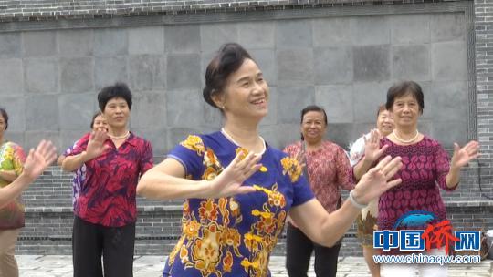 中国侨网归侨跳起欢快的印尼舞蹈。　赖书文　摄