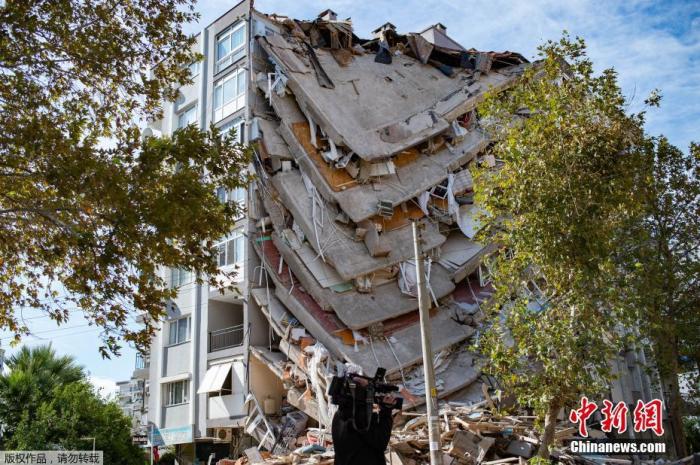 当地时间10月30日，爱琴海海域发生强震，波及希腊与土耳其部分地区。截至11月2日，该地区已发生上千次余震，土耳其方面遇难人数升至73人，另有961人受伤。目前，土耳其仍有上千名救援人员在损毁严重的建筑附近开展搜救工作。图为土耳其地震受灾地区被损毁的建筑。