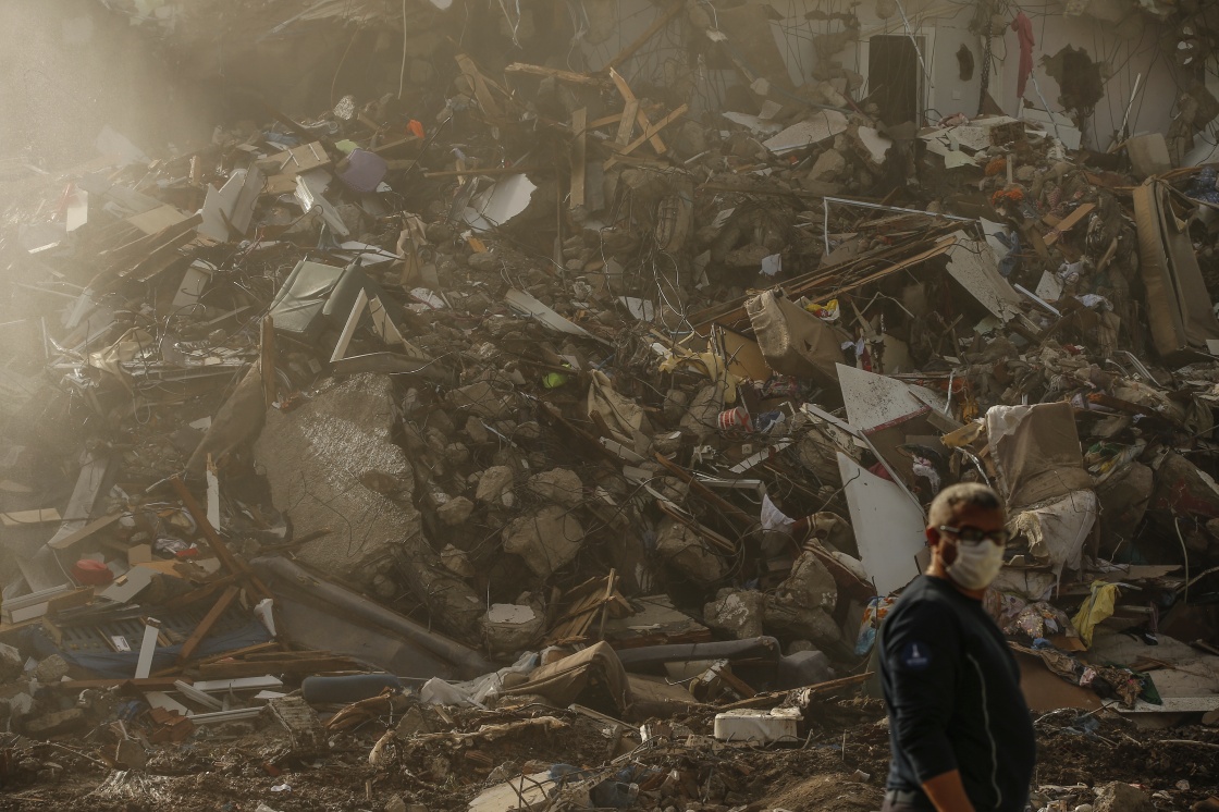 11月2日，一名男子经过土耳其伊兹密尔省一处坍塌的楼房废墟。新华社 图