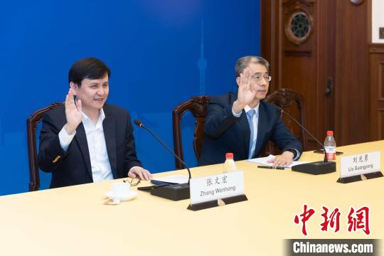 张文宏(左)和上海市人民政府外事办公室副主任刘光勇(右)在连线中。驻杜塞尔多夫总领馆供图