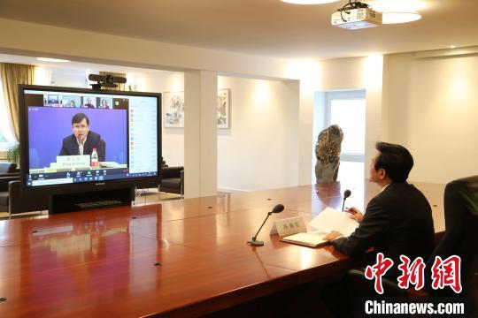 中国侨网中国驻杜塞尔多夫总领事冯海阳主持当天的连线。驻杜塞尔多夫总领馆供图