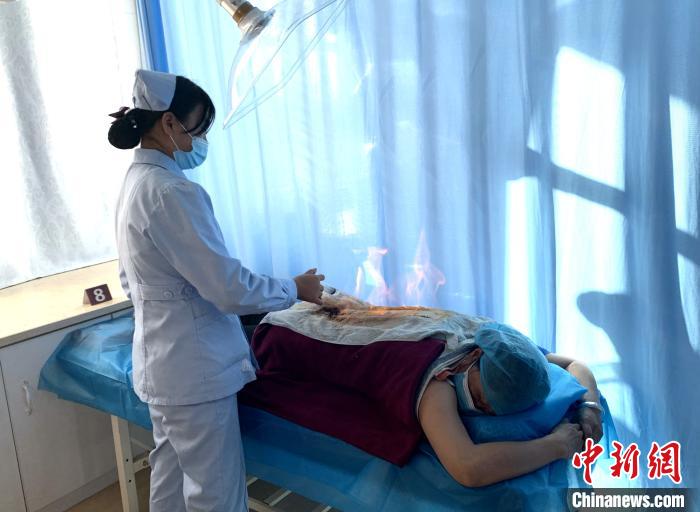 图为青海省海西州医护人员采用中藏医传统疗法治疗。(资料图) 韩明媚 摄