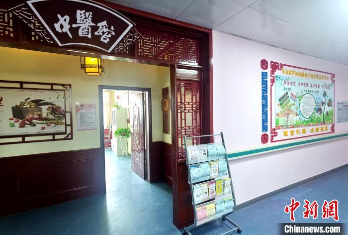 图为青海省海西州医疗机构内的中医馆。(资料图) 韩明媚 摄