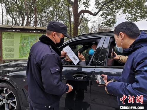 中国侨网2月19日，浙江杭州西溪湿地开放部分区域，游客扫码入园。　童笑雨　摄