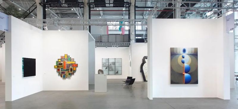 西岸博览会佩斯画廊展位，左二为宋冬作品