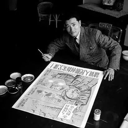 张乐平正在绘制“三毛”主题宣传画 摄于1950年1月