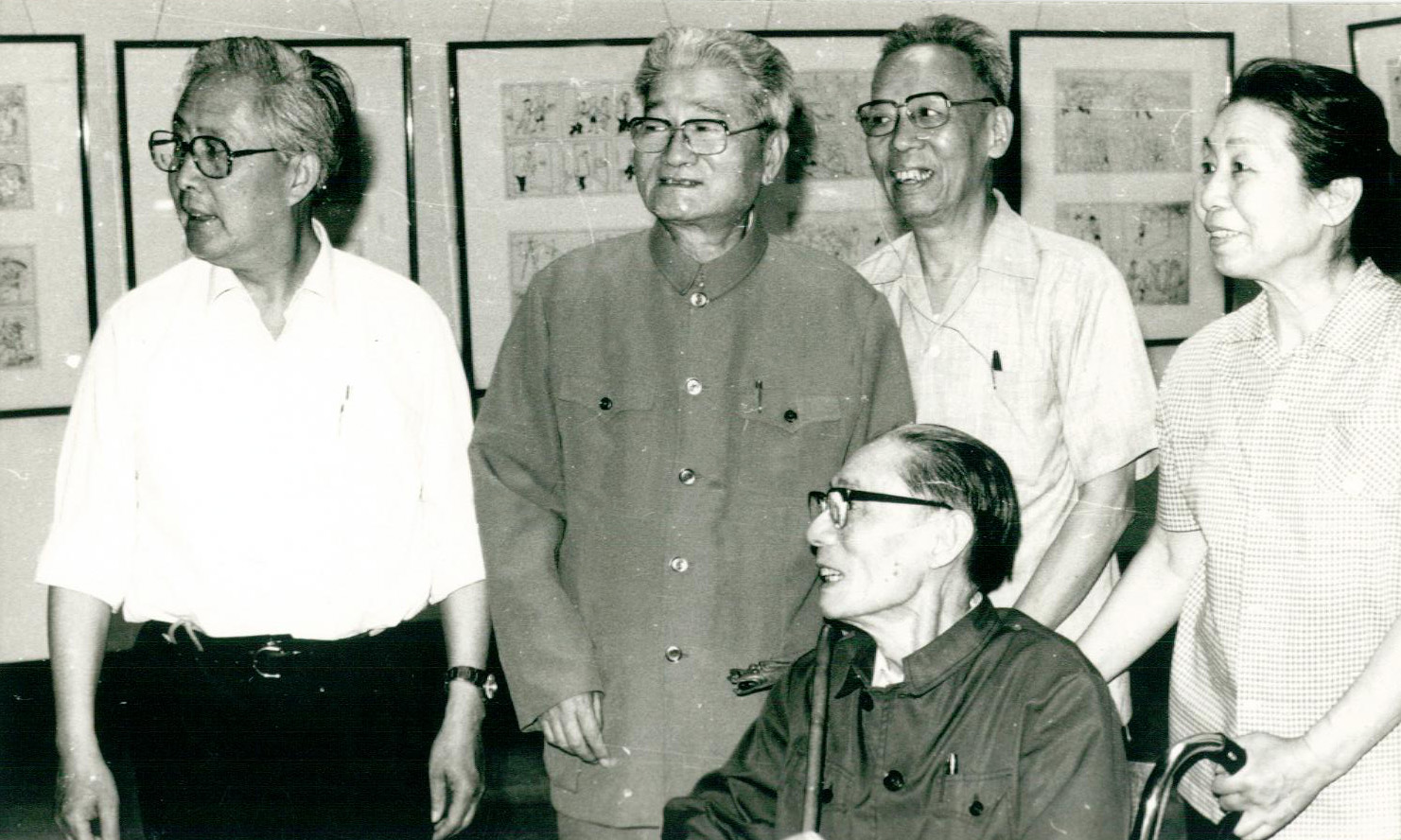 坐者：夏衍；立者（左起）：华君武、张乐平、廖冰兄、郁风，摄于1983.6