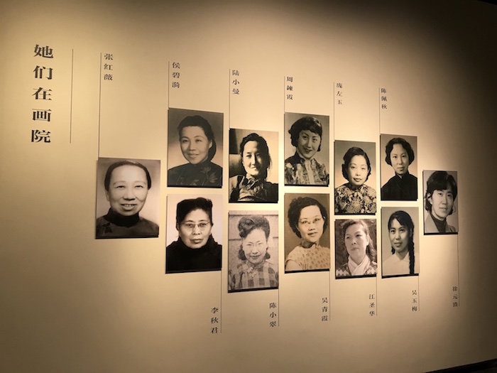 展厅现场，12为已故女画师的照片（按年龄排序）