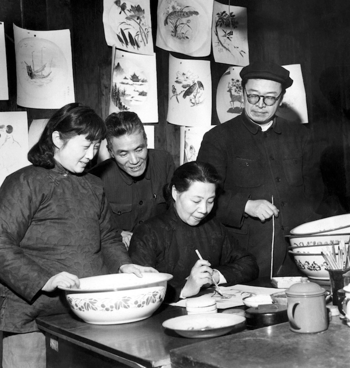 1960年，侯碧漪、周炼霞、唐云、叶露园涉及面盆花样