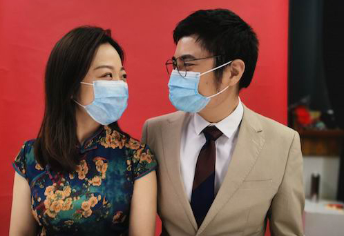 上海市民疫情期间戴口罩结婚登记照