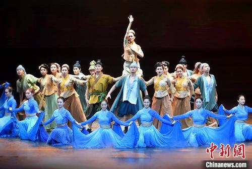 中国侨网图为《闽台缘》舞蹈演出。　吕明　摄