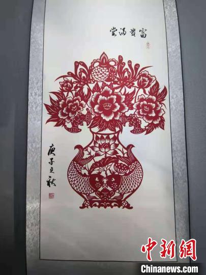 “巧媳妇”赵敬玲的剪纸作品《富贵满堂》。　晋源区新闻中心供图 摄
