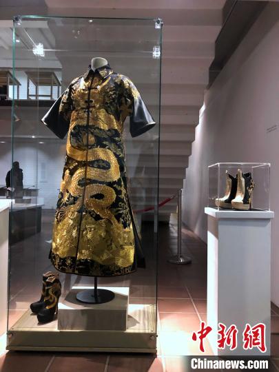 sheme向德国纺织博物馆提供的两双蜀绣短靴和一件金线龙袍 主办方供图 摄