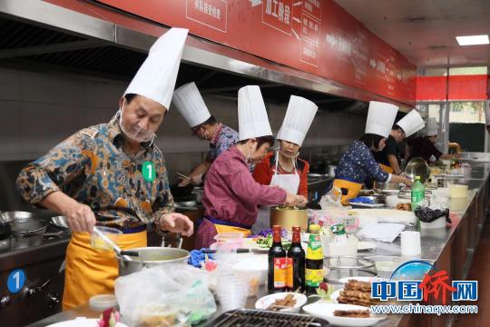 中国侨网图为参赛选手现场烹饪　潘志安　摄