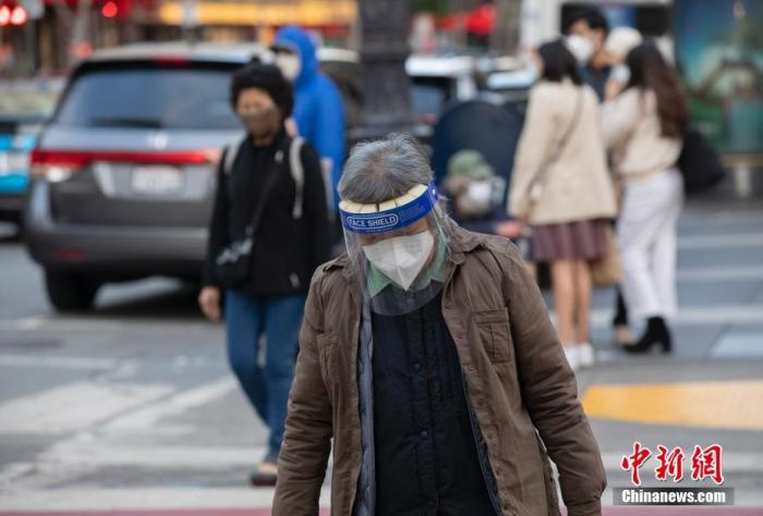 当地时间11月21日，美国加州旧金山市民戴口罩出行。美国约翰斯·霍普金斯大学当日发布的新冠疫情最新统计数据显示，美国累计确诊病例超过1200万例。
