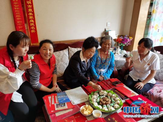 蒋素华(右二)制作印尼美食招待陈桂仙(右三)等社区慰问工作人员。　社区供图 摄