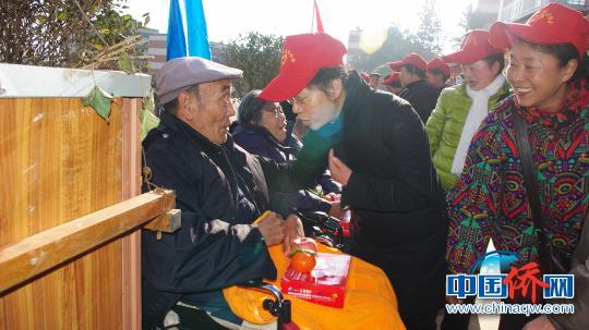 陈桂仙看望慰问昆钢养生敬老中心老人。　社区供图 摄