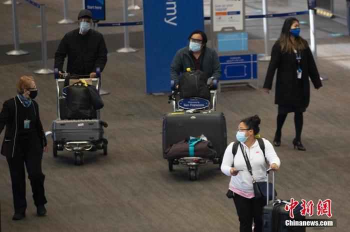 当地时间11月26日，旅客在美国加州旧金山国际机场。美国疾病控制与预防中心敦促美国人在感恩节期间不要旅行，但仍有数百万人在假期出行。流行病学家和公共卫生官员警告说，感恩节将加剧美国本已很严重的疫情。
<a target='_blank'  data-cke-saved-href='http://www.chinanews.com/' href='http://www.chinanews.com/'>中新社</a>记者 刘关关 摄