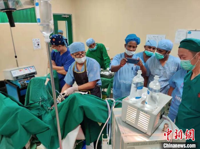 刘小勇(左二)与其他医生正在紧张做手术。刘小勇 供图