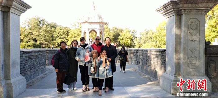 上个月，奇娜一家人刚去到北京参加《越战越勇》真人秀综艺节目录制。 受访者供图