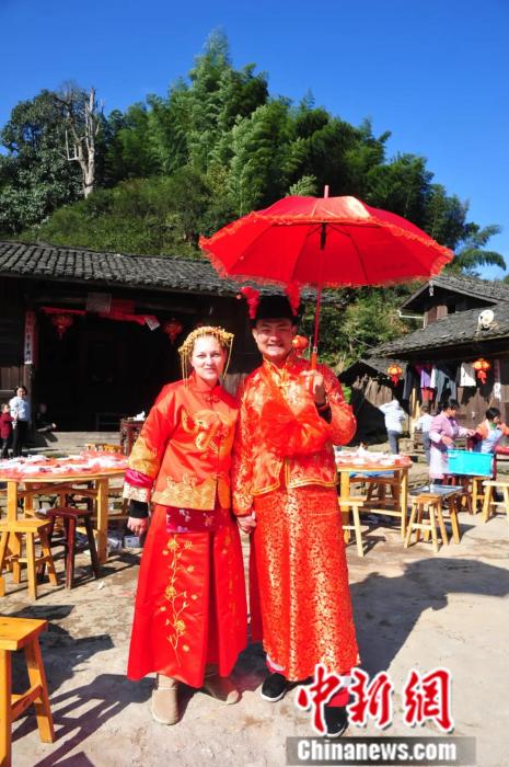 　　2016年，中央电视台国际频道节目组与杨淙在客家山寨丁屋岭为奇娜补办了一场传统的客家婚礼，并被制作成《奇娜的礼物》纪录片播出。 受访者供图