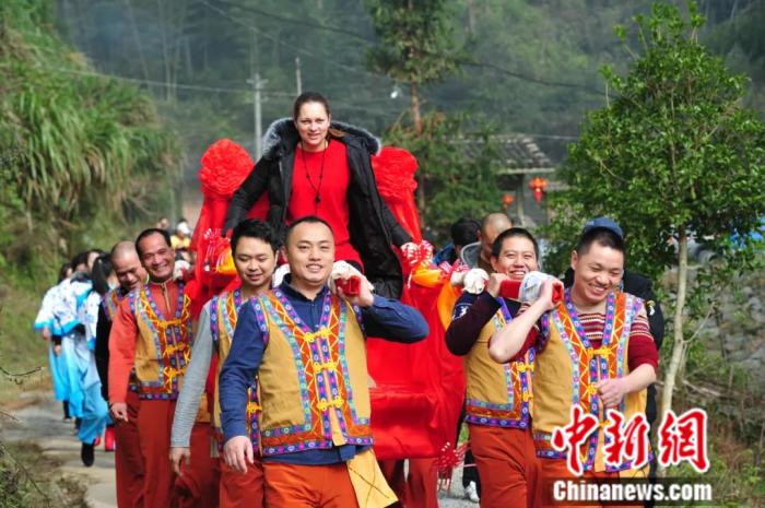 2016年，中央电视台国际频道节目组与杨淙在客家山寨丁屋岭为奇娜补办了一场传统的客家婚礼，并被制作成《奇娜的礼物》纪录片播出。 受访者供图