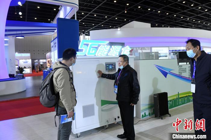 上海博氢能源公司展出的5G能源舱。　蒋雪林 摄