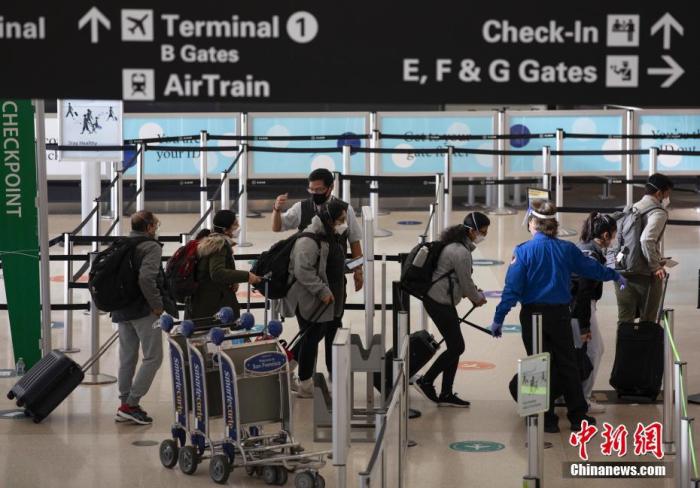 当地时间11月26日，旅客在美国加州旧金山国际机场。美国疾病控制与预防中心敦促美国人在感恩节期间不要旅行，但仍有数百万人在假期出行。流行病学家和公共卫生官员警告说，感恩节将加剧美国本已很严重的疫情。
<a target='_blank'  data-cke-saved-href='http://www.chinanews.com/' href='http://www.chinanews.com/'>中新社</a>记者 刘关关 摄